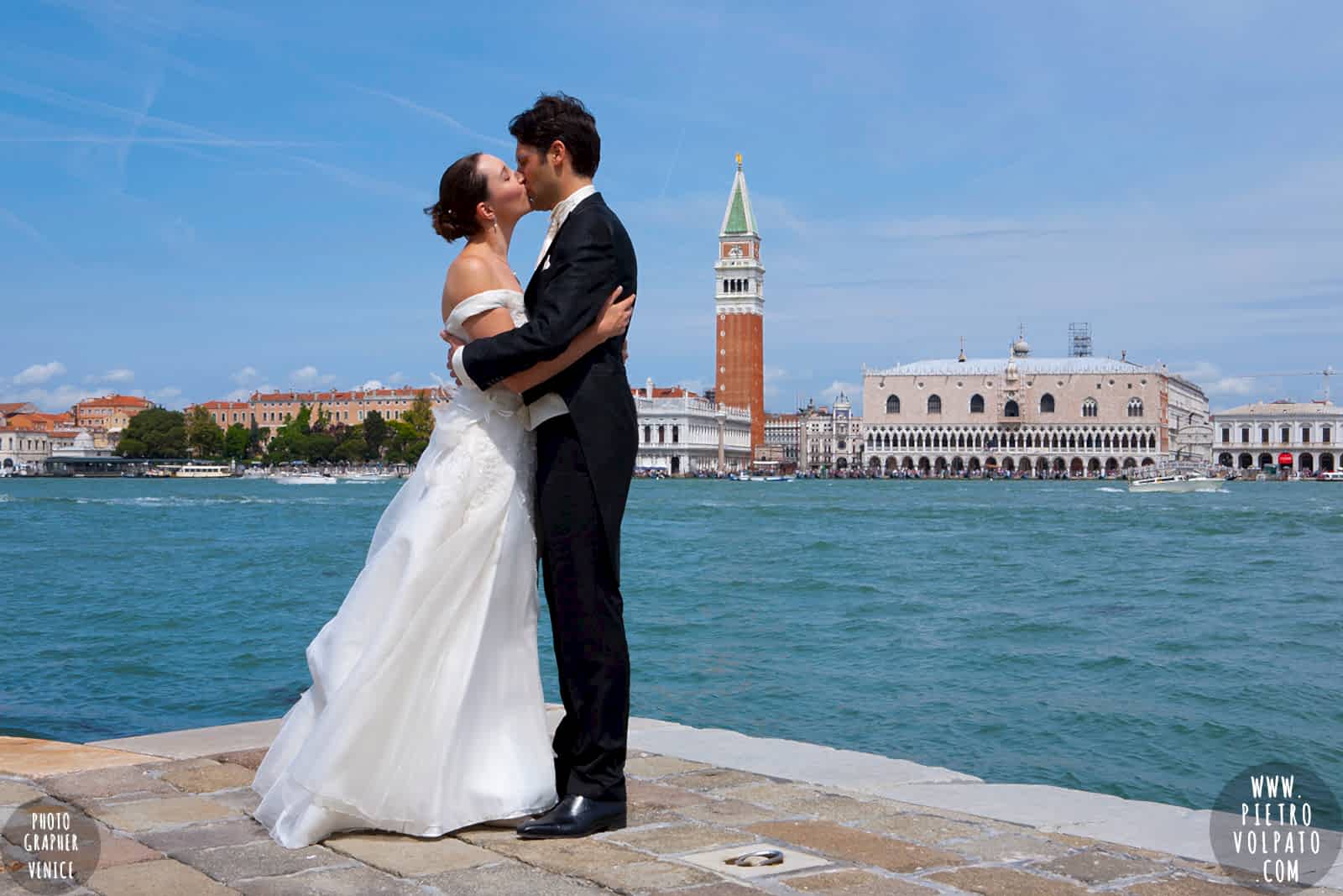 venezia fotografo matrimoni per sposi in viaggio di nozze fotografie passeggiata luna di miele