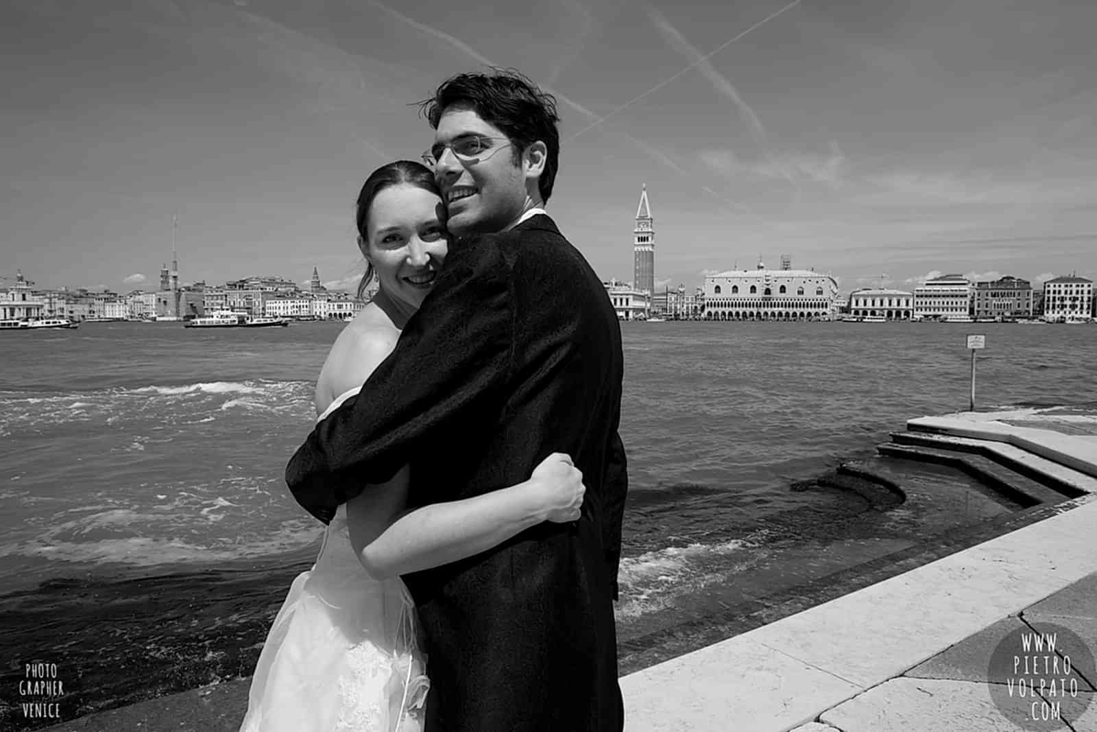 venezia fotografo matrimoni per sposi in viaggio di nozze fotografie passeggiata luna di miele