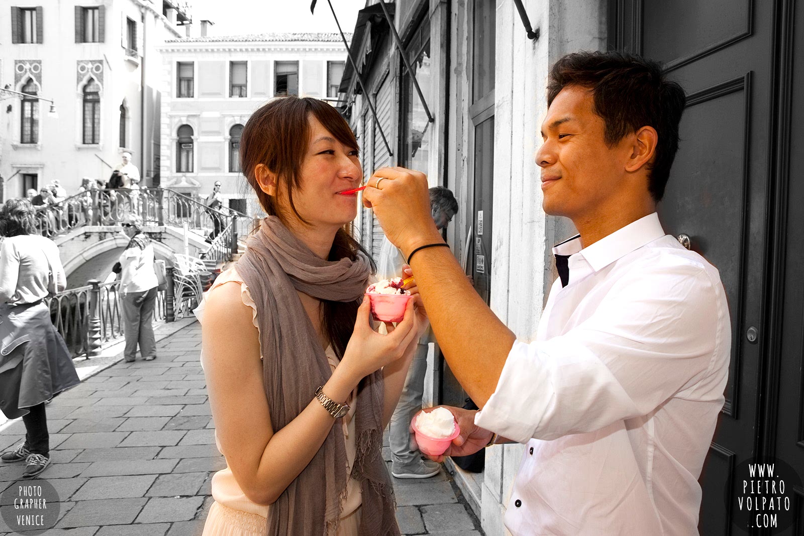 fotografo a venezia per servizio fotografico durante una passeggiata romantica e divertente per una coppia in vacanza a venezia