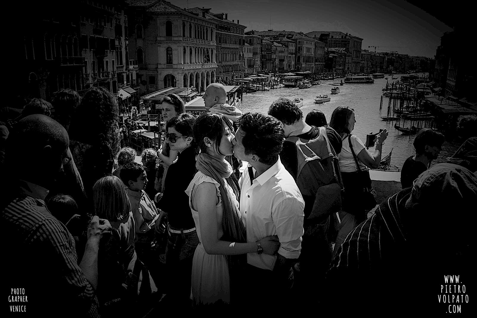 fotografo a venezia per servizio fotografico durante una passeggiata romantica e divertente per una coppia in vacanza a venezia