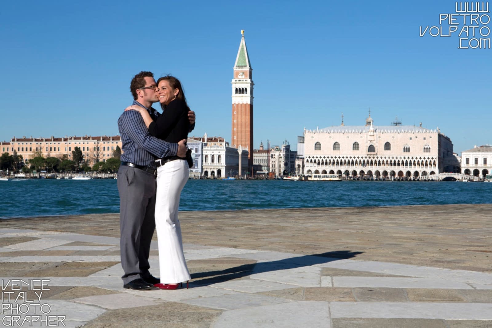 Fotografo a Venezia per servizio fotografico fidanzamento coppia innamorati ~ Foto romantiche e divertenti passeggiata e giro in gondola