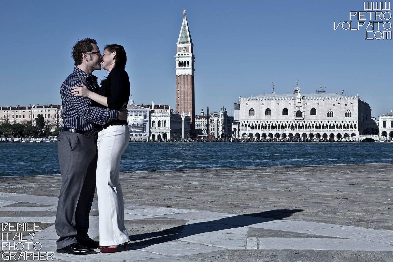 Fotografo a Venezia per servizio fotografico fidanzamento coppia innamorati ~ Foto romantiche e divertenti passeggiata e giro in gondola