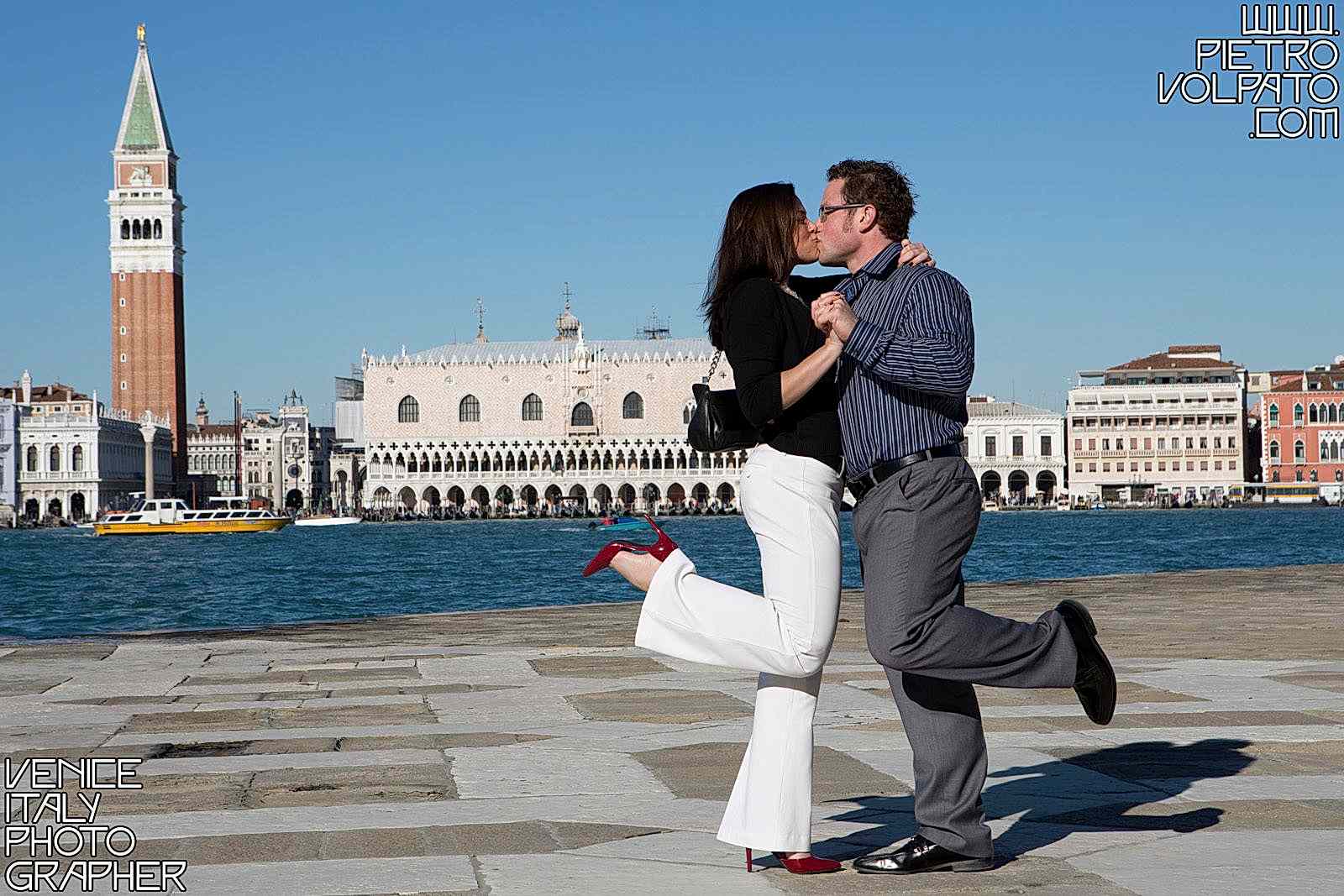 Fotografo a Venezia per servizio fotografico fidanzamento coppia innamorati ~ Foto romantiche e divertenti passeggiata e giro in gondola