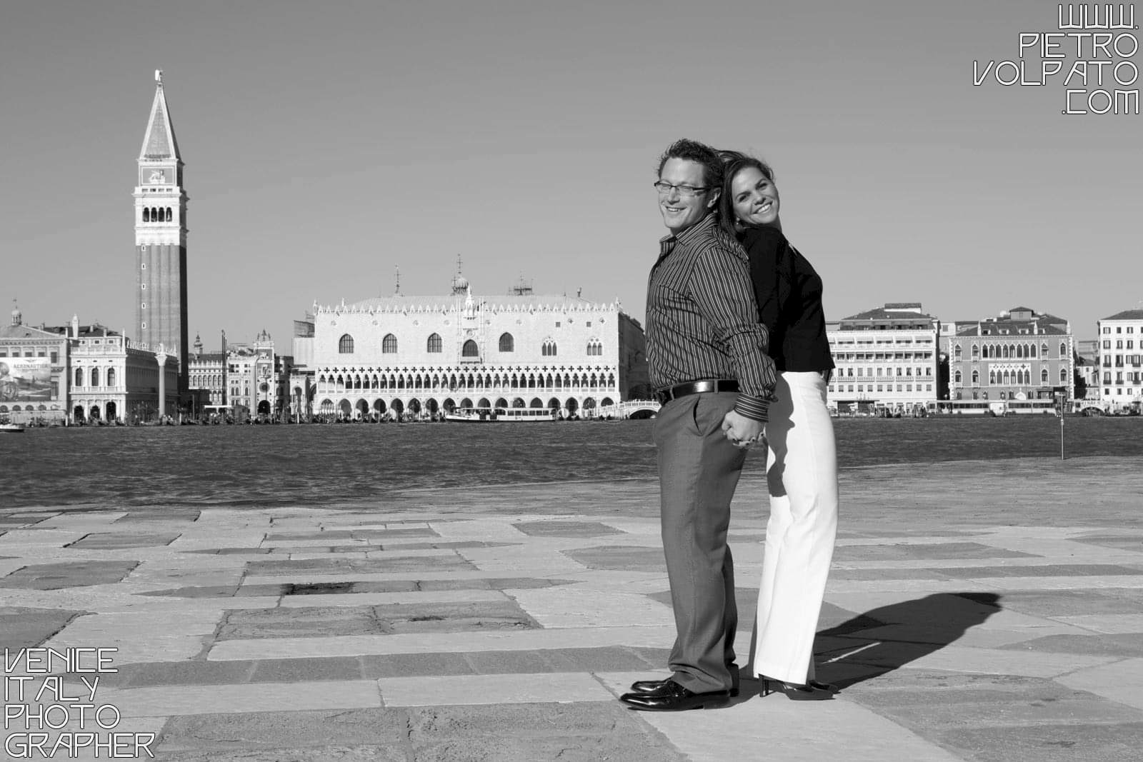 Fotografo a Venezia per servizio fotografico fidanzamento coppia innamorati ~ Foto romantiche e divertenti passeggiata e giro in gondola