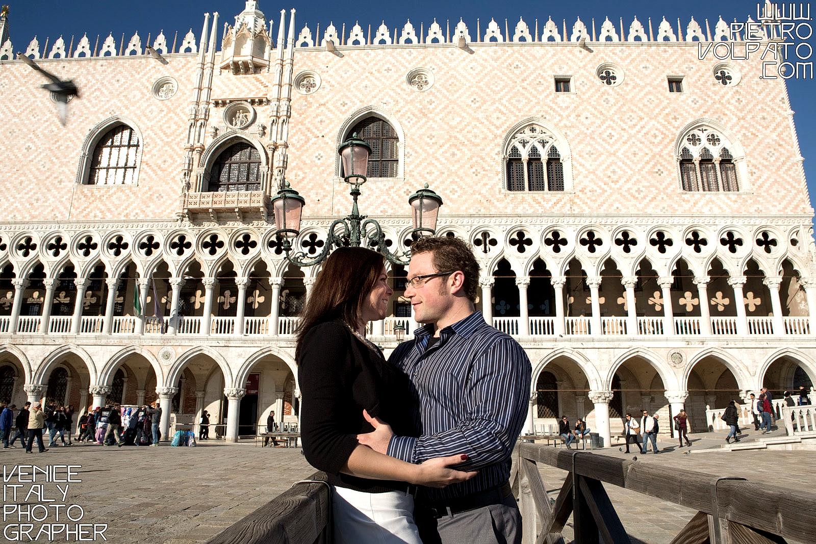 Fotografo a Venezia per servizio fotografico fidanzamento coppia innamorati ~ Foto romantiche e divertenti passeggiata e giro in gondola