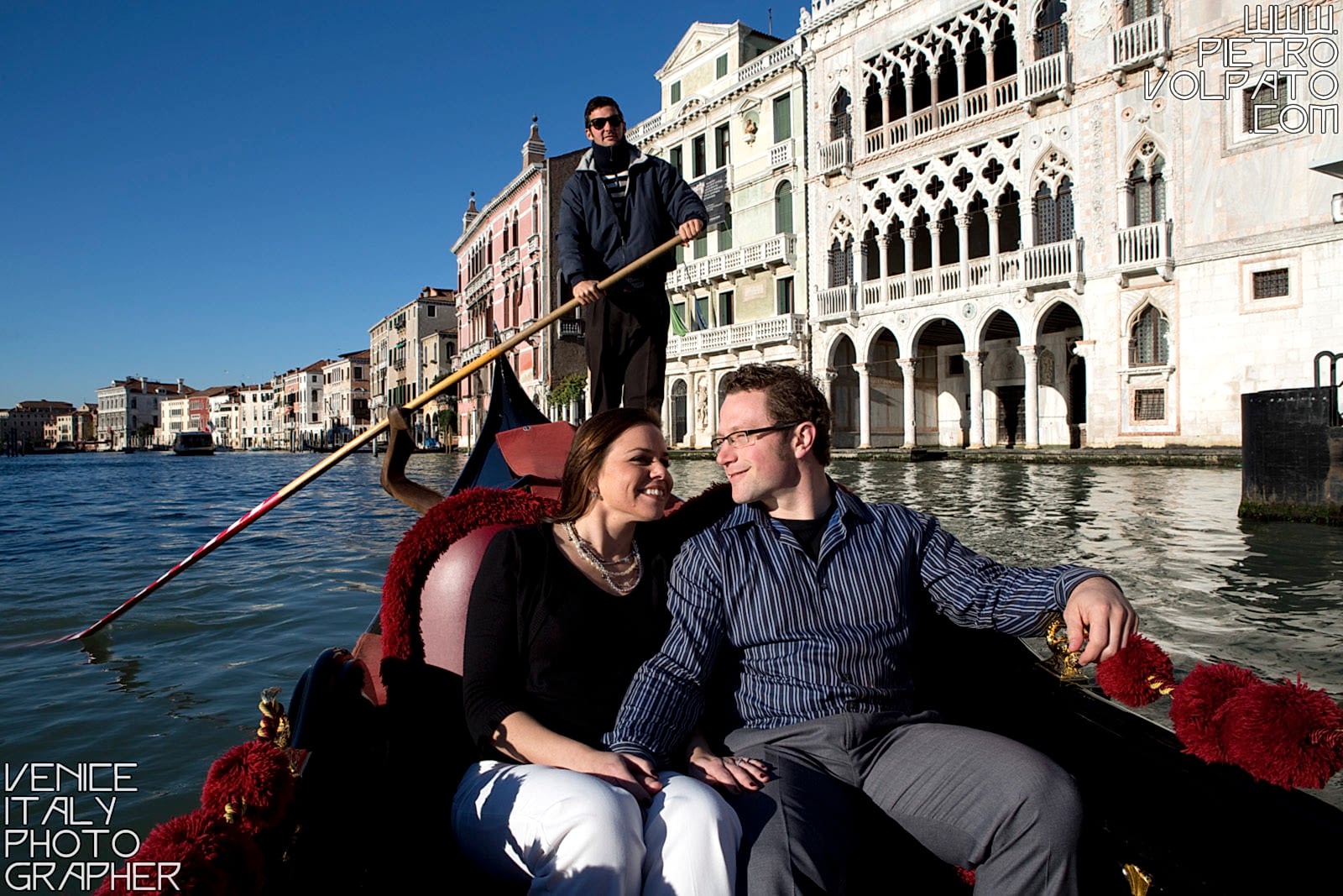 Fotografo a Venezia per servizio fotografico fidanzamento coppia innamorati ~ Foto romantiche e divertenti passeggiata e giro in gondola