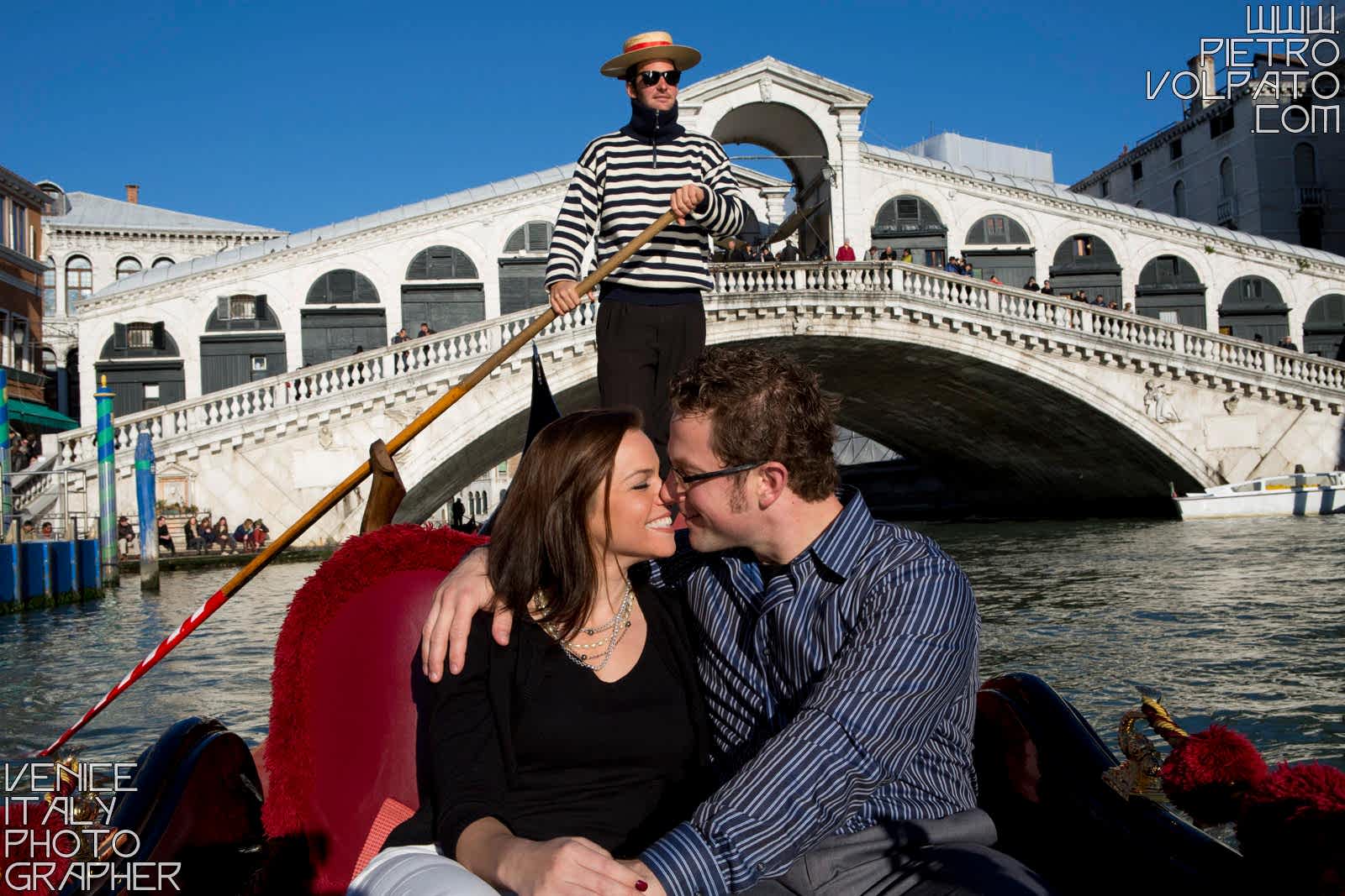 Fotografo a Venezia per servizio fotografico fidanzamento coppia innamorati ~ Foto romantiche e divertenti passeggiata e giro in gondola