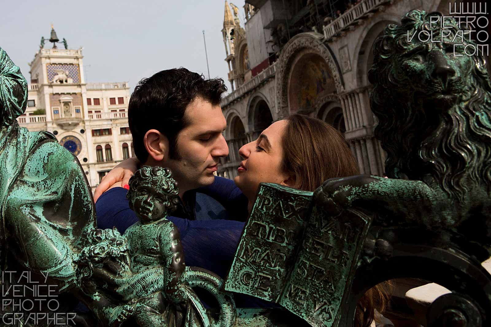 Fotografo professionista a Venezia per servizio fotografico coppia innamorati durante una passeggiata romantica e divertente