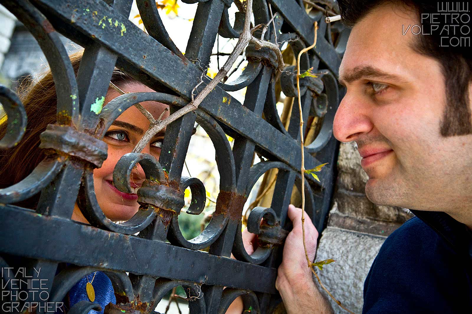 Fotografo professionista a Venezia per servizio fotografico coppia innamorati durante una passeggiata romantica e divertente