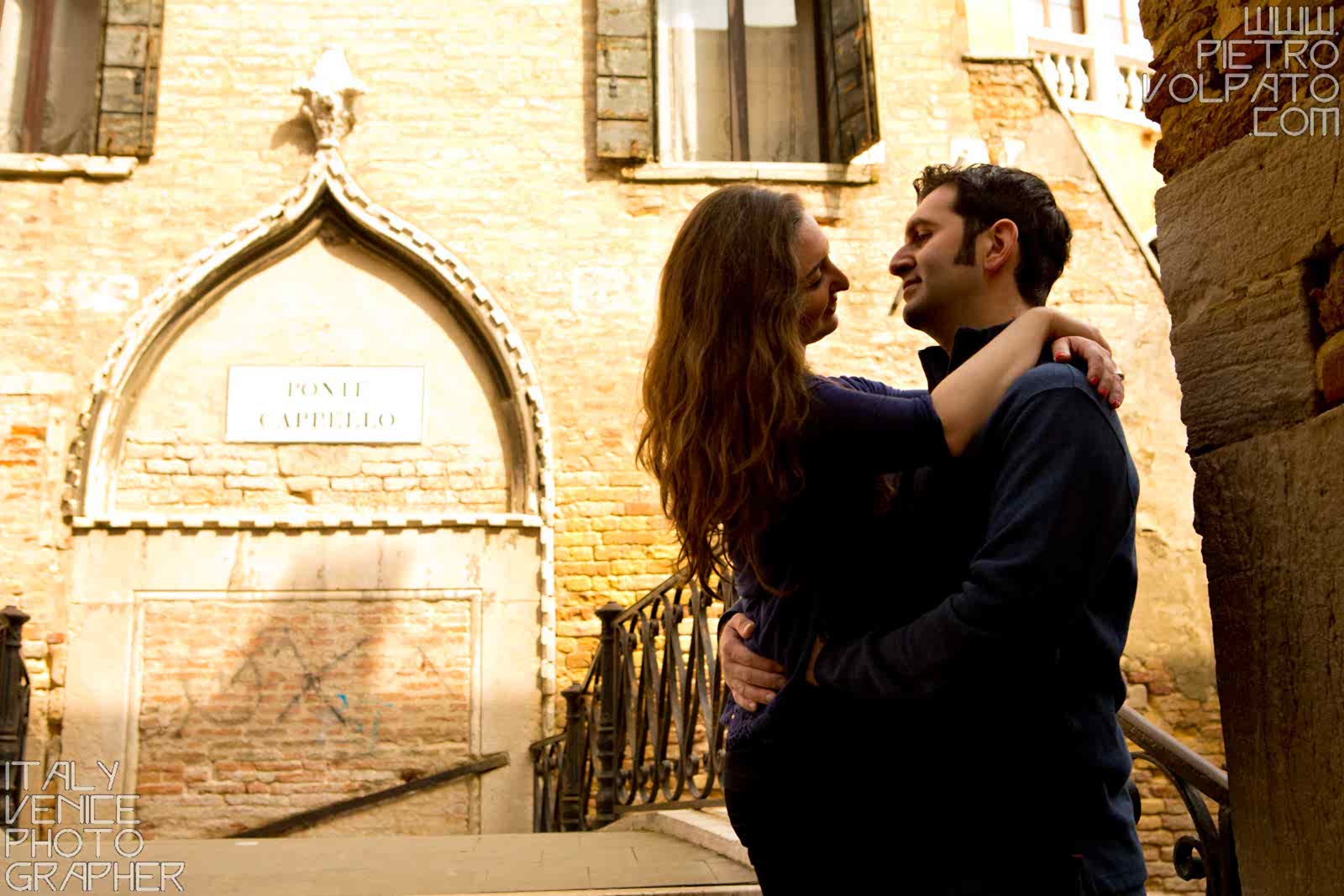 Fotografo professionista a Venezia per servizio fotografico coppia innamorati durante una passeggiata romantica e divertente