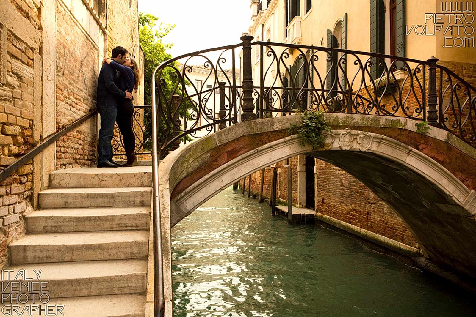 Fotografo professionista a Venezia per servizio fotografico coppia innamorati durante una passeggiata romantica e divertente