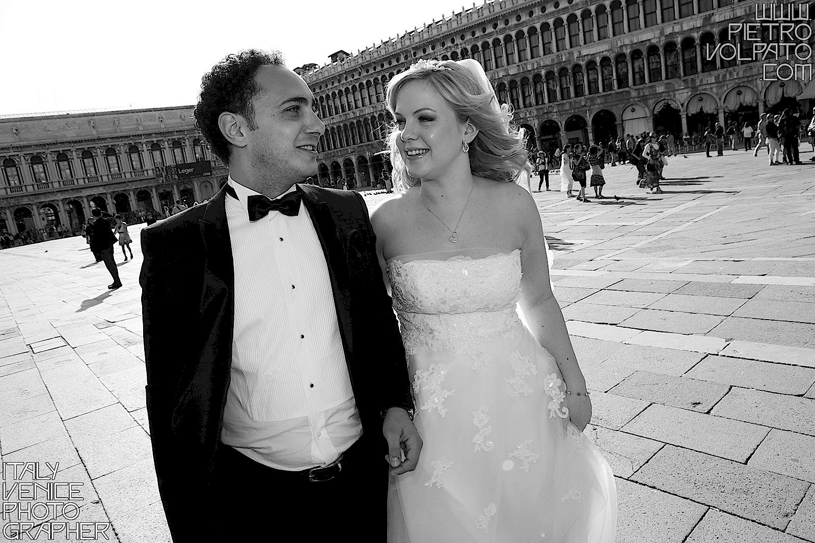 Venezia fotografo professionista per servizio fotografico viaggio di nozze sposi realizzato durante una passeggiata e un giro in gondola