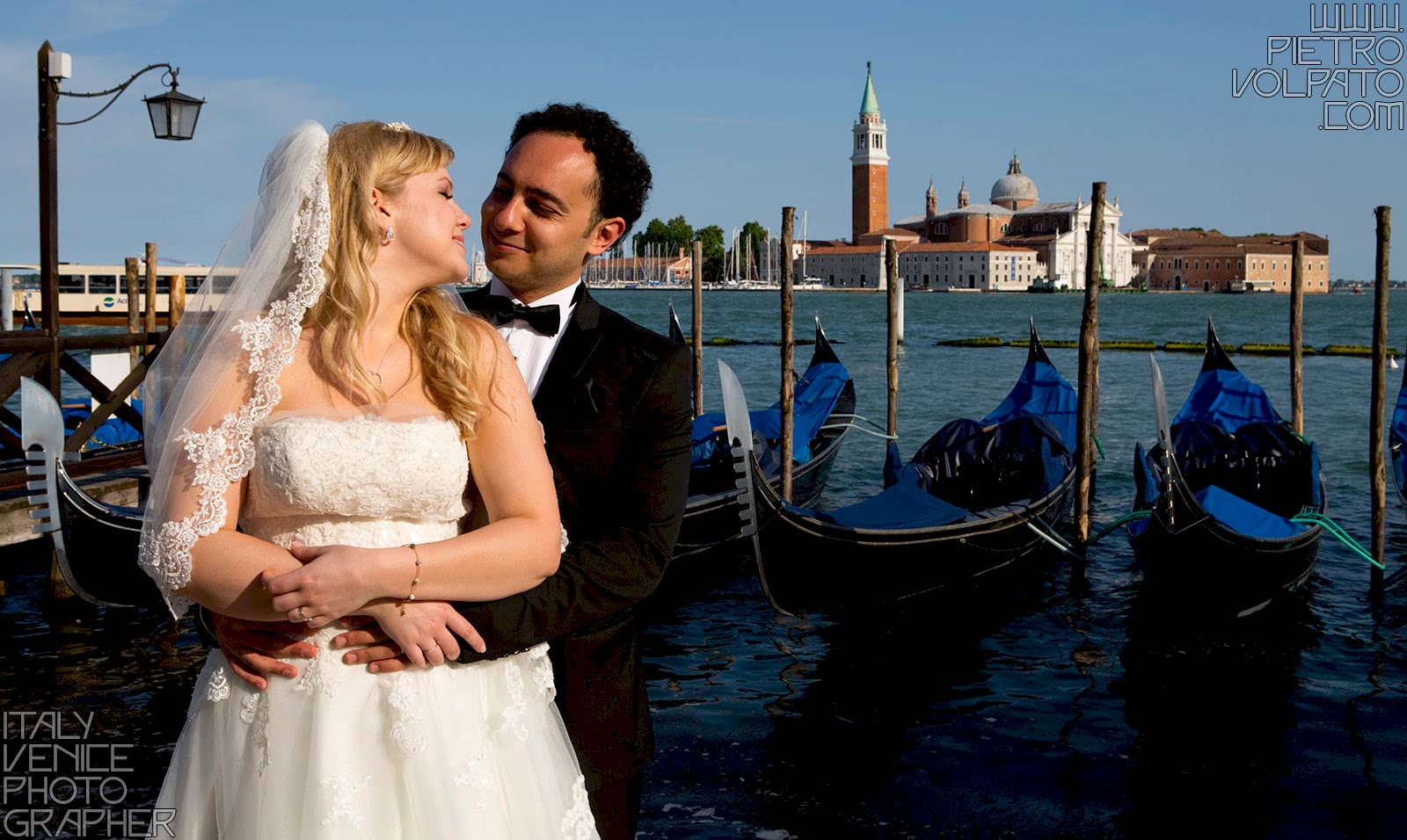 Venezia fotografo professionista per servizio fotografico viaggio di nozze sposi realizzato durante una passeggiata e un giro in gondola