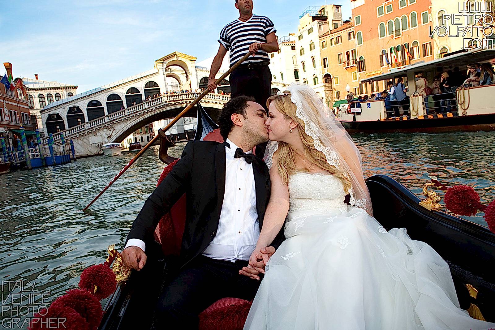 Venezia fotografo professionista per servizio fotografico viaggio di nozze sposi realizzato durante una passeggiata e un giro in gondola