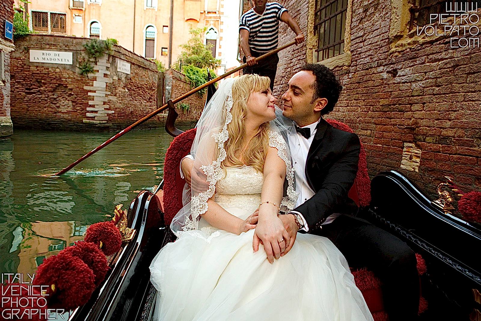 Venezia fotografo professionista per servizio fotografico viaggio di nozze sposi realizzato durante una passeggiata e un giro in gondola