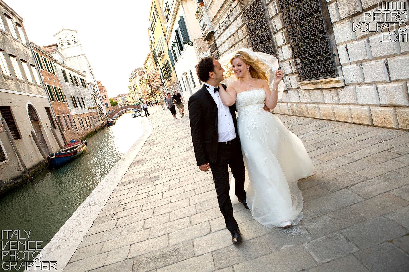 Venezia fotografo professionista per servizio fotografico viaggio di nozze sposi realizzato durante una passeggiata e un giro in gondola