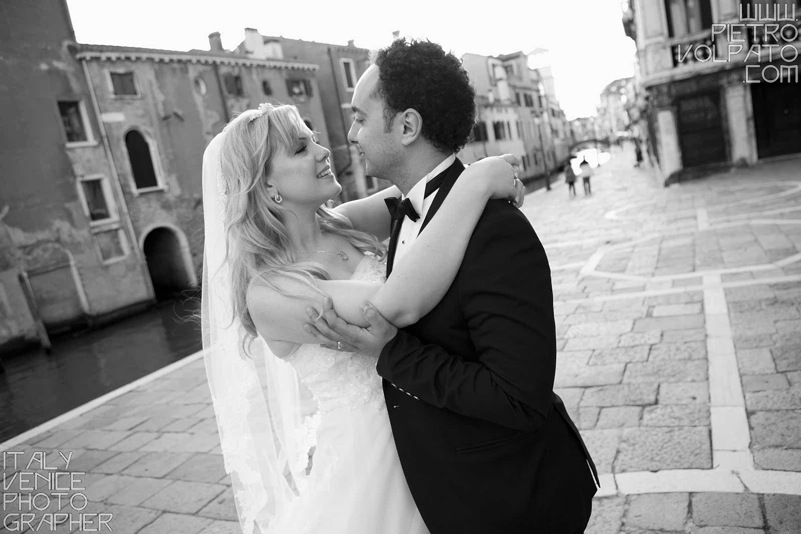 Venezia fotografo professionista per servizio fotografico viaggio di nozze sposi realizzato durante una passeggiata e un giro in gondola