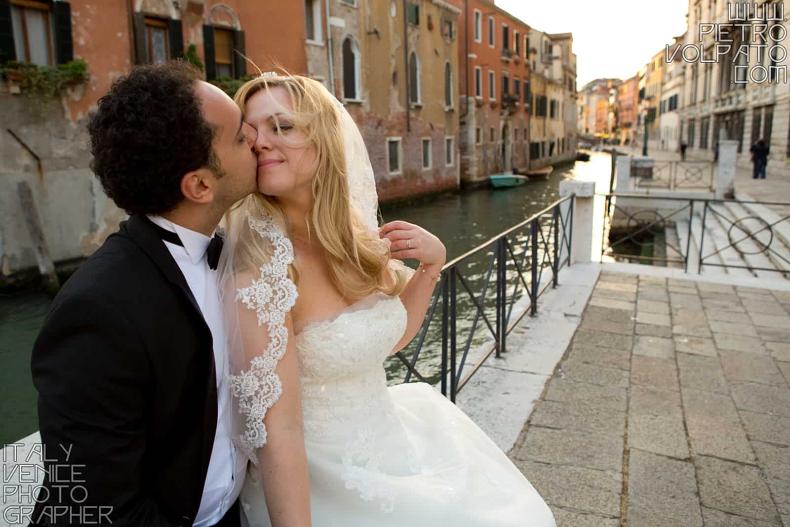 Venezia fotografo professionista per servizio fotografico viaggio di nozze sposi realizzato durante una passeggiata e un giro in gondola