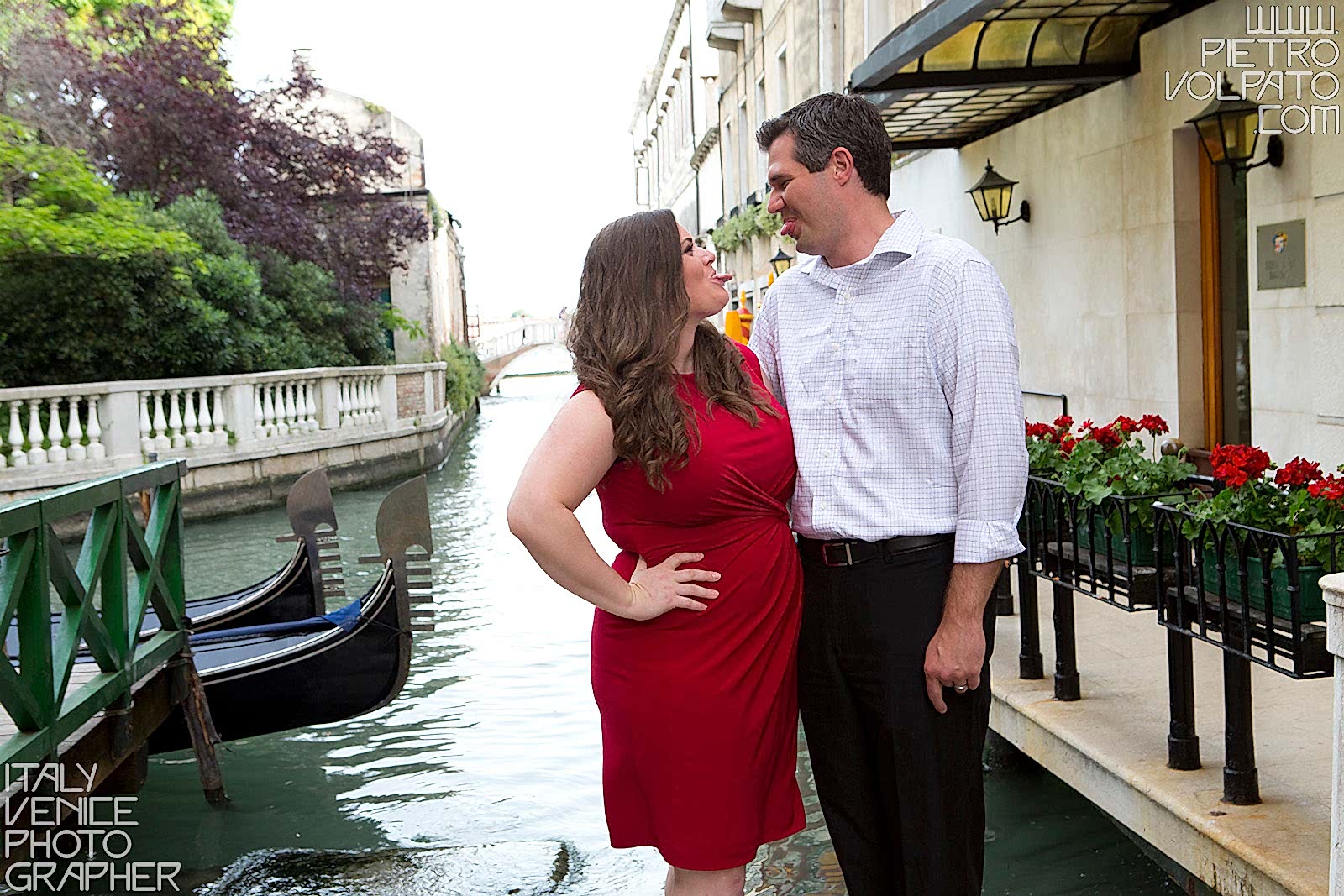 Venezia fotografo per servizio foto sposi in viaggio di nozze ~ Fotografie passeggiata romantica coppia in vacanza a Venezia in luna di miele