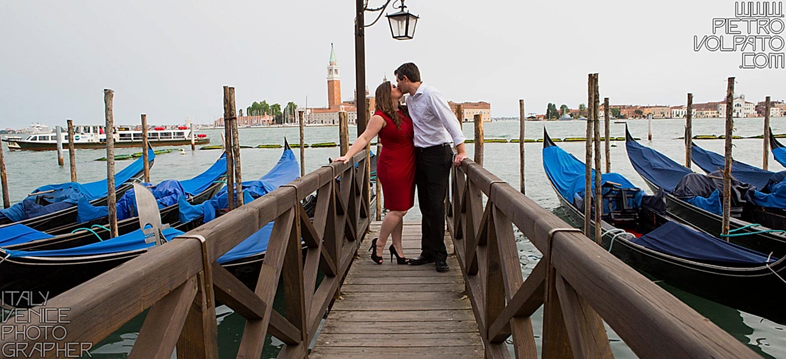 Venezia fotografo per servizio foto sposi in viaggio di nozze ~ Fotografie passeggiata romantica coppia in vacanza a Venezia in luna di miele