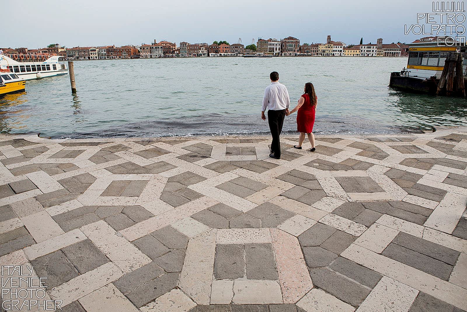 Venezia fotografo per servizio foto sposi in viaggio di nozze ~ Fotografie passeggiata romantica coppia in vacanza a Venezia in luna di miele