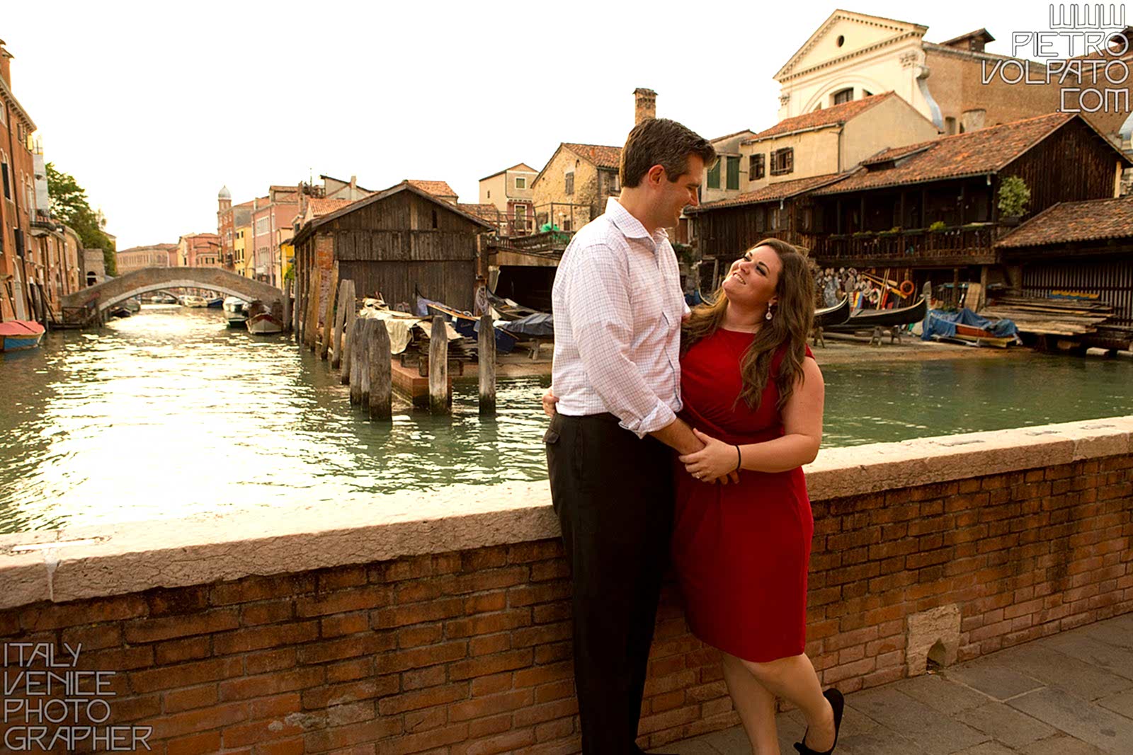 Venezia fotografo per servizio foto sposi in viaggio di nozze ~ Fotografie passeggiata romantica coppia in vacanza a Venezia in luna di miele