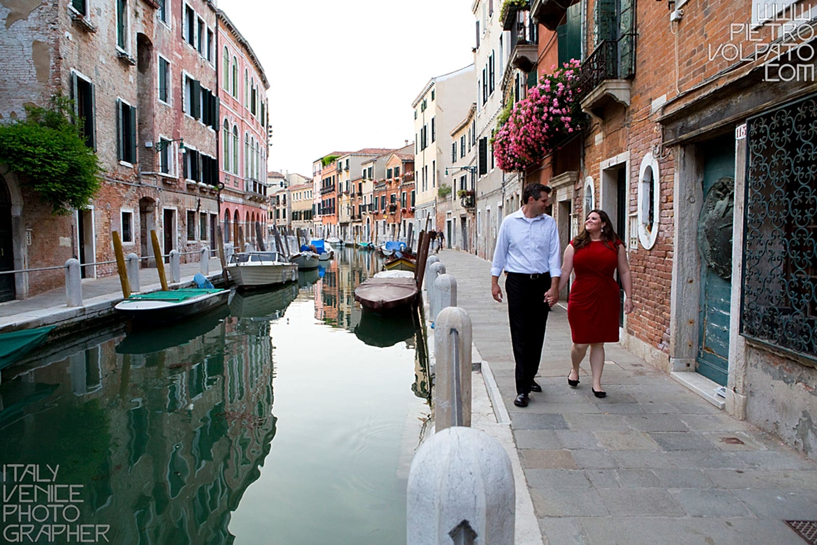 Venezia fotografo per servizio foto sposi in viaggio di nozze ~ Fotografie passeggiata romantica coppia in vacanza a Venezia in luna di miele