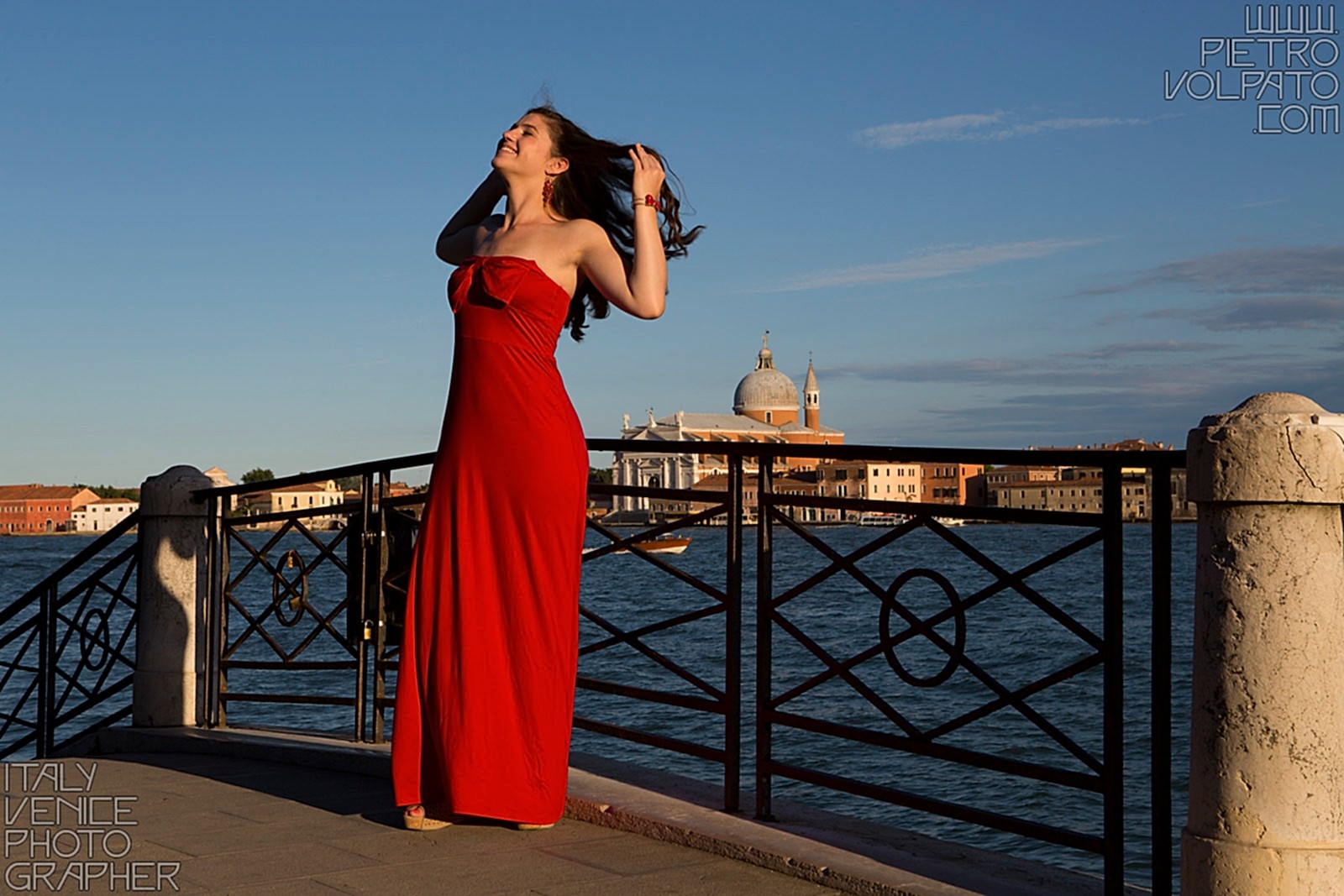 Fotografo a Venezia per servizio fotografico in stile fotomodella ~ Servizio book foto modella a Venezia durante passeggiata