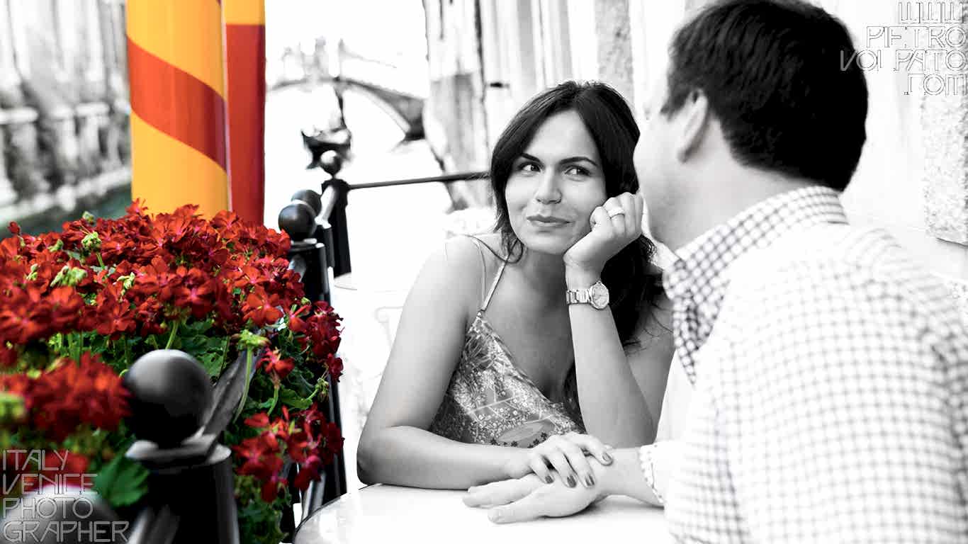 Venezia fotografo per servizio fotografico vacanza romantica coppia ~ Foto durante passeggiata romantica e divertente a Venezia