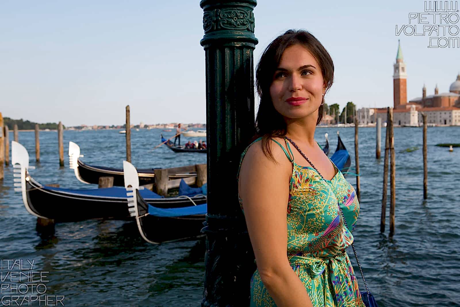 Venezia fotografo per servizio fotografico vacanza romantica coppia ~ Foto durante passeggiata romantica e divertente a Venezia