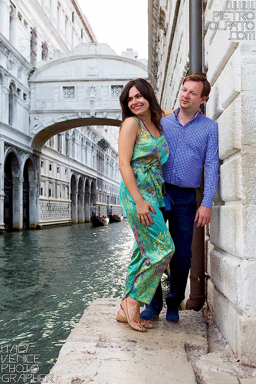 Venezia fotografo per servizio fotografico vacanza romantica coppia ~ Foto durante passeggiata romantica e divertente a Venezia