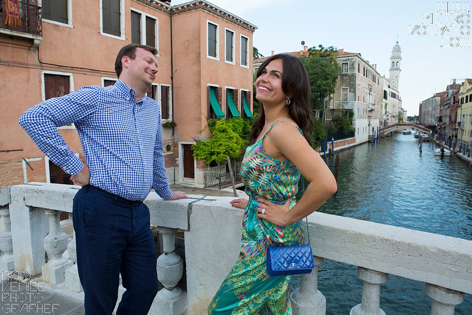 Venezia fotografo per servizio fotografico vacanza romantica coppia ~ Foto durante passeggiata romantica e divertente a Venezia