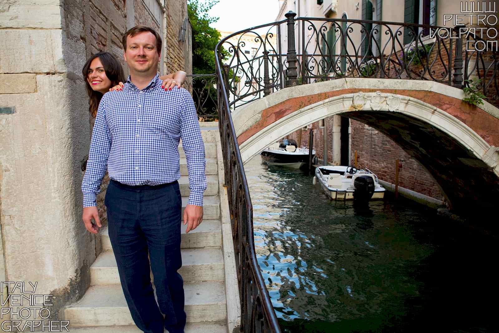 Venezia fotografo per servizio fotografico vacanza romantica coppia ~ Foto durante passeggiata romantica e divertente a Venezia