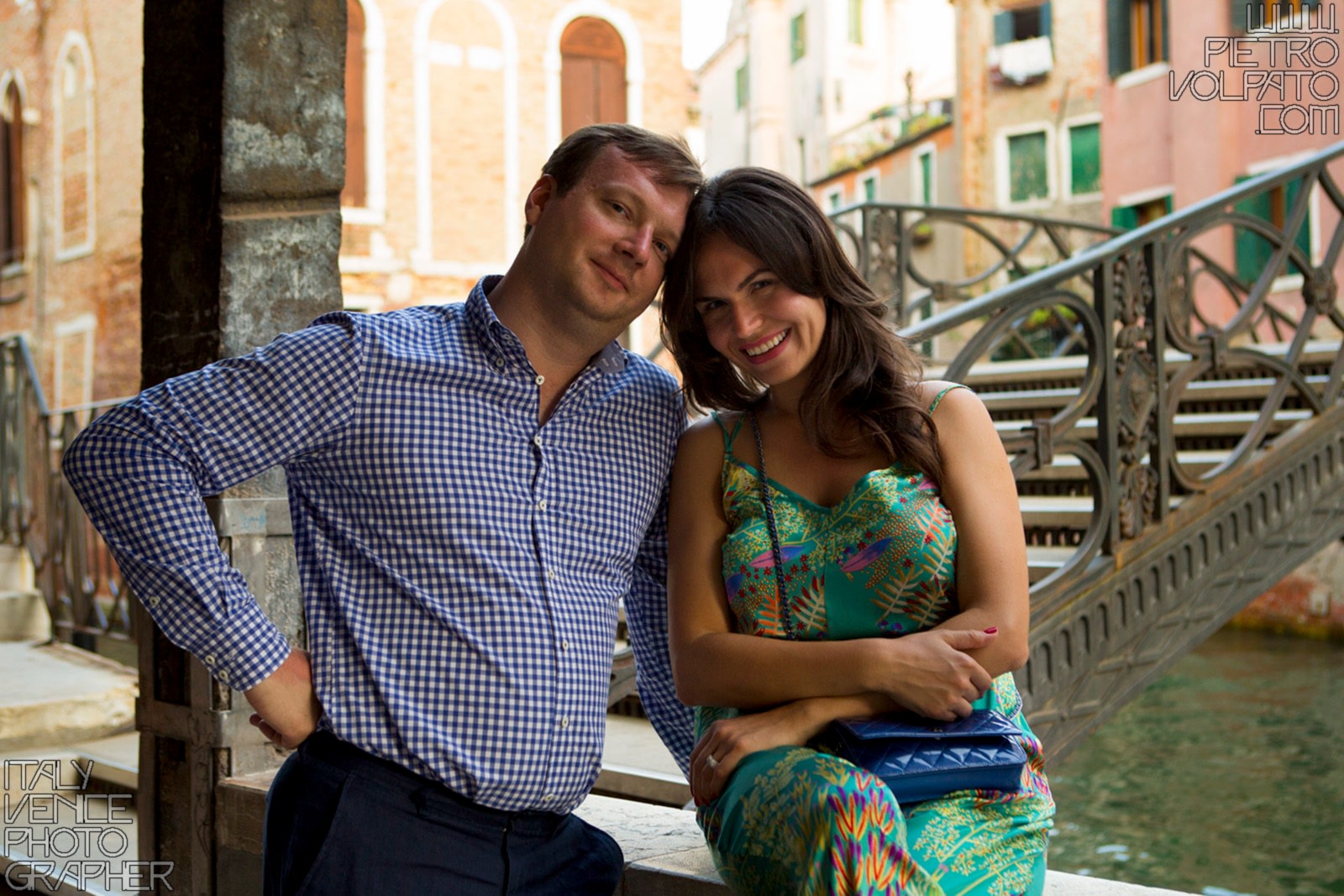 Venezia fotografo per servizio fotografico vacanza romantica coppia ~ Foto durante passeggiata romantica e divertente a Venezia