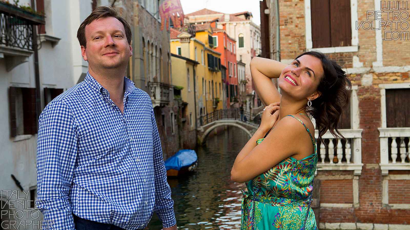 Venezia fotografo per servizio fotografico vacanza romantica coppia ~ Foto durante passeggiata romantica e divertente a Venezia