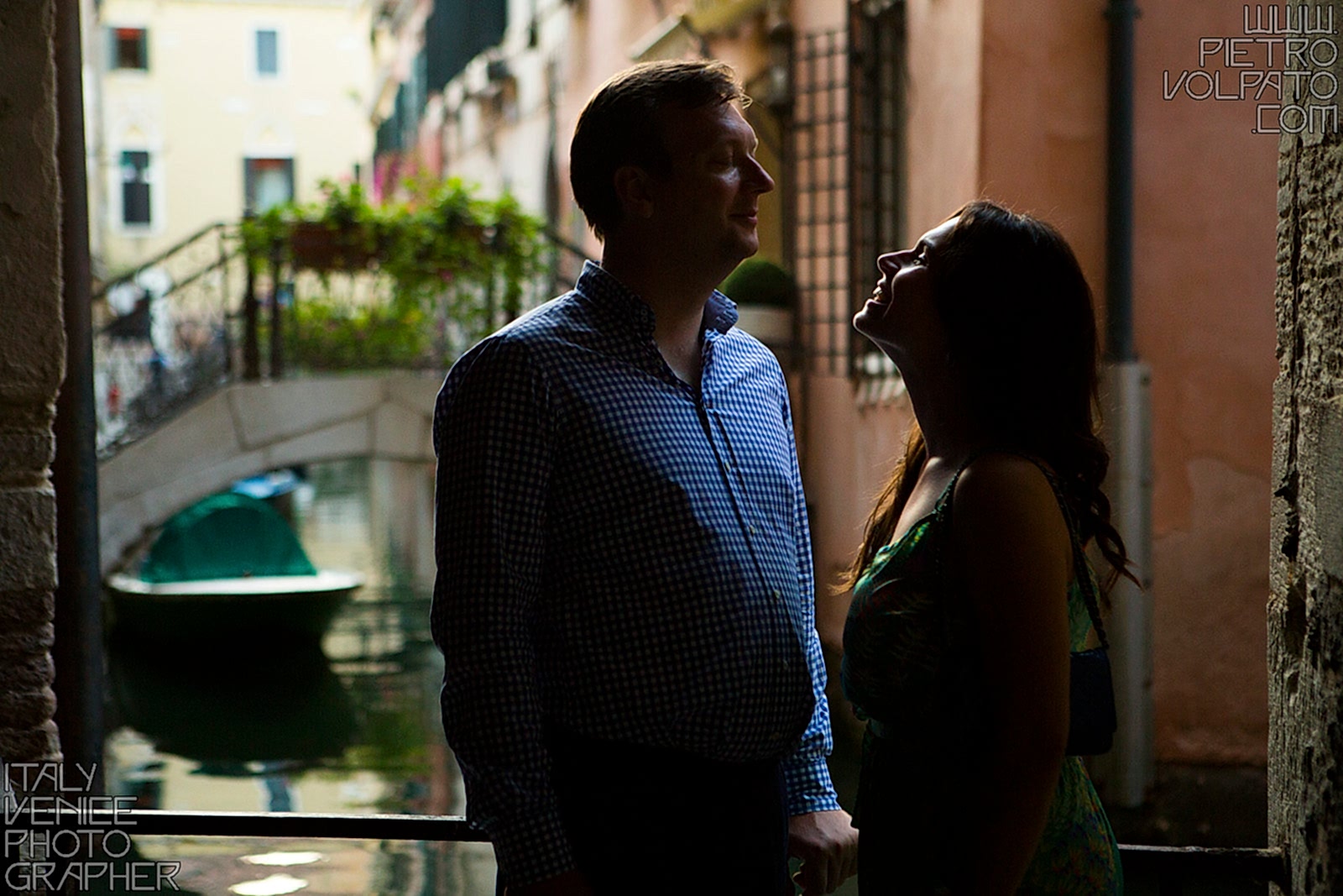 Venezia fotografo per servizio fotografico vacanza romantica coppia ~ Foto durante passeggiata romantica e divertente a Venezia