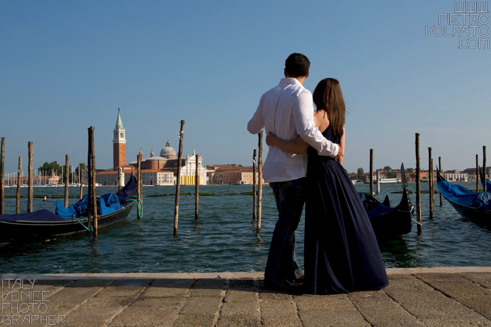 Fotografo a Venezia per servizio fotografico vacanza romantica coppia ~ Foto scattate durante passeggiata romantica e giro in gondola