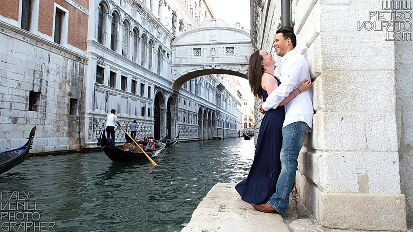 Fotografo a Venezia per servizio fotografico vacanza romantica coppia ~ Foto scattate durante passeggiata romantica e giro in gondola