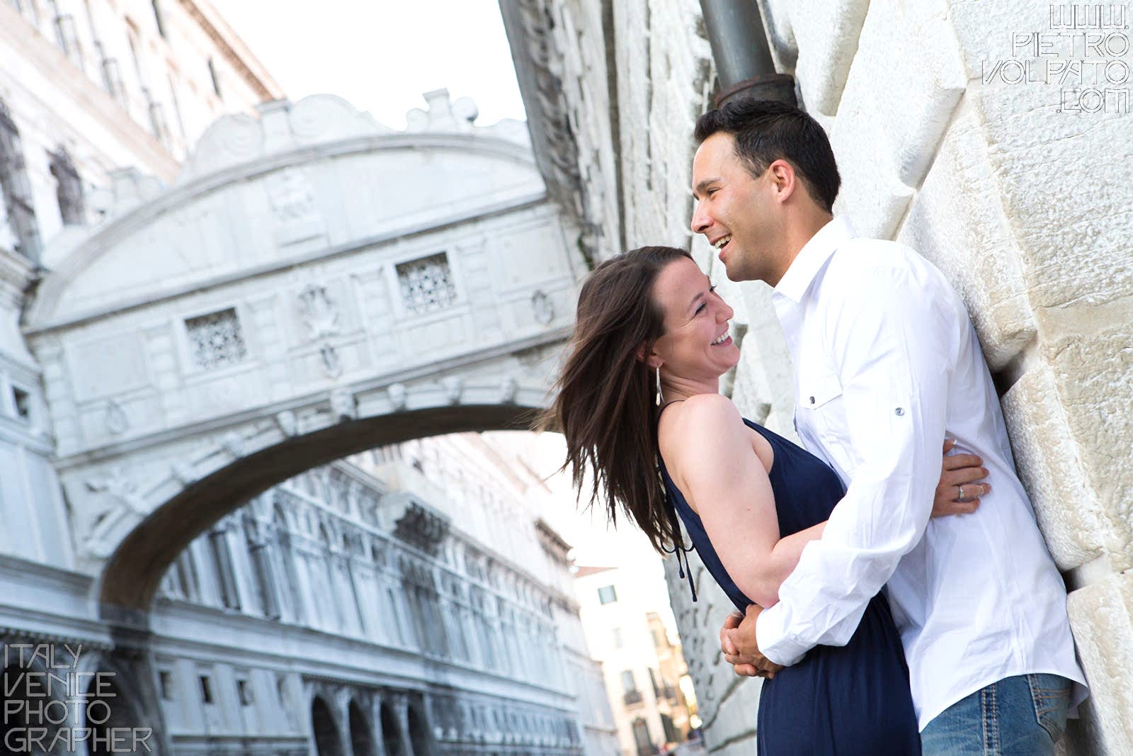 Fotografo a Venezia per servizio fotografico vacanza romantica coppia ~ Foto scattate durante passeggiata romantica e giro in gondola