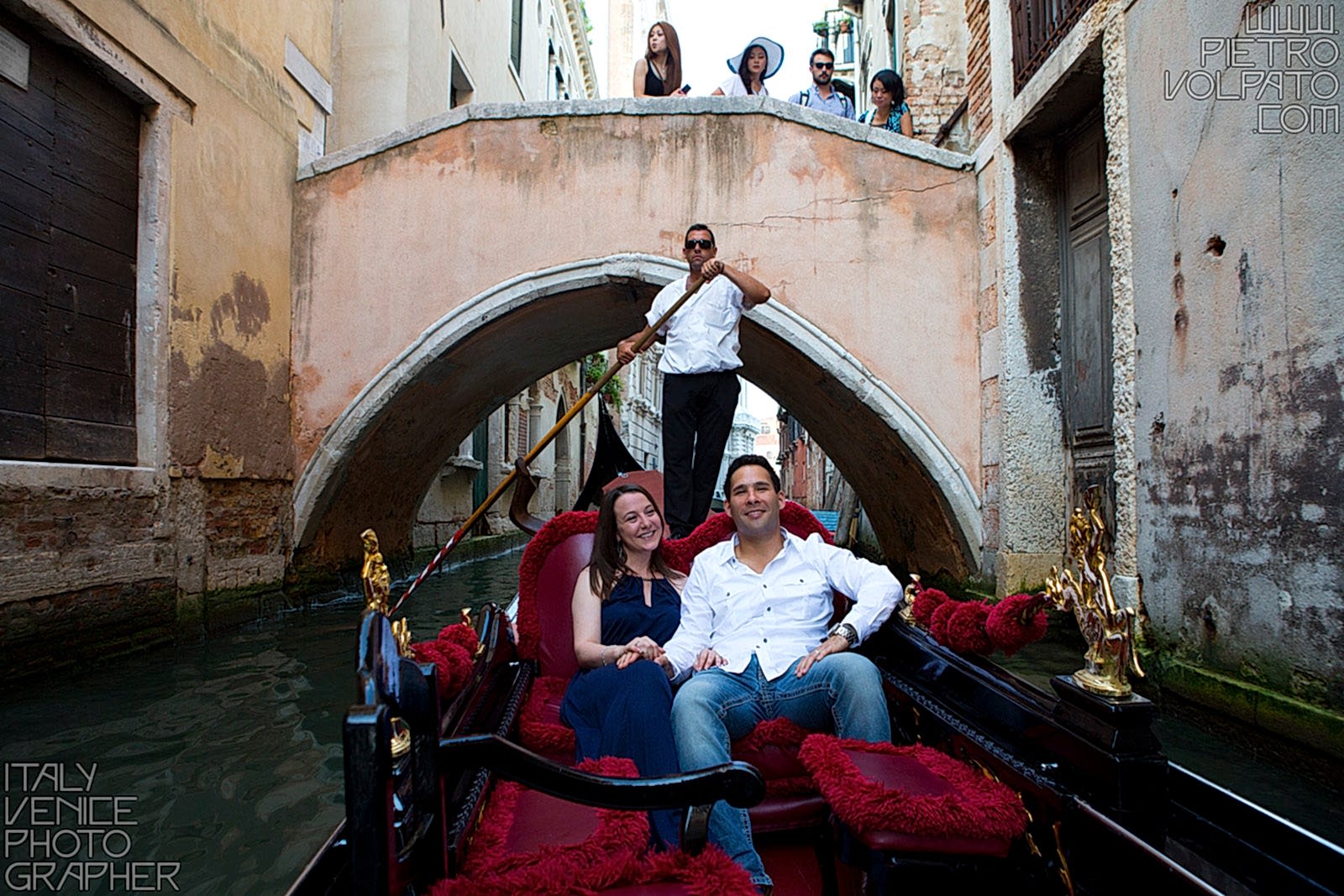 Fotografo a Venezia per servizio fotografico vacanza romantica coppia ~ Foto scattate durante passeggiata romantica e giro in gondola