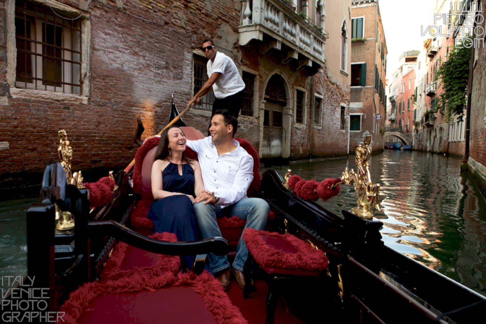 Fotografo a Venezia per servizio fotografico vacanza romantica coppia ~ Foto scattate durante passeggiata romantica e giro in gondola