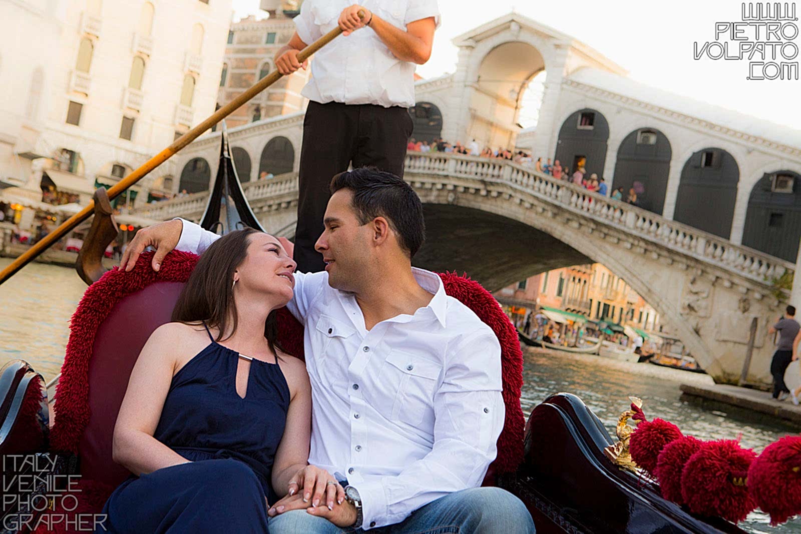 Fotografo a Venezia per servizio fotografico vacanza romantica coppia ~ Foto scattate durante passeggiata romantica e giro in gondola