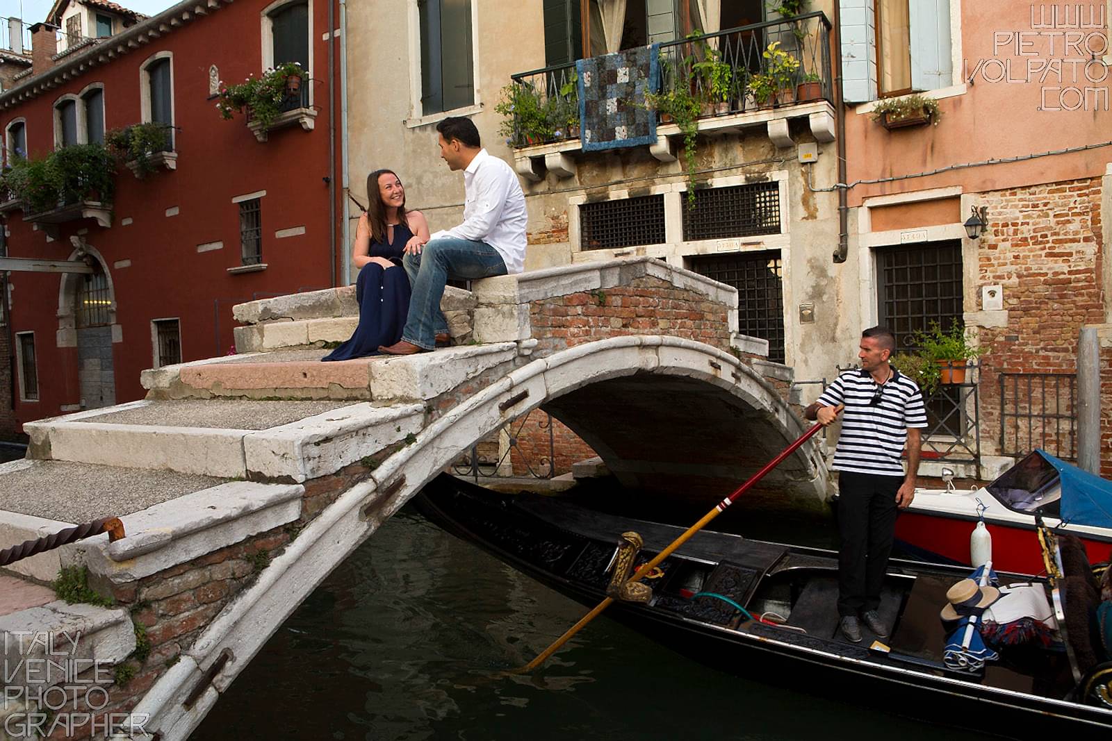 Fotografo a Venezia per servizio fotografico vacanza romantica coppia ~ Foto scattate durante passeggiata romantica e giro in gondola