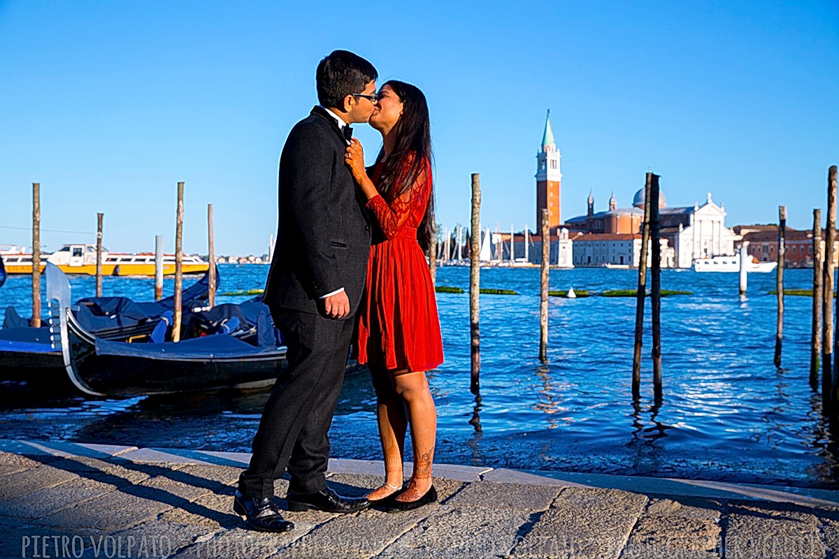 fotografo venezia servizio foto viaggio di nozze passeggiata romantica divertente