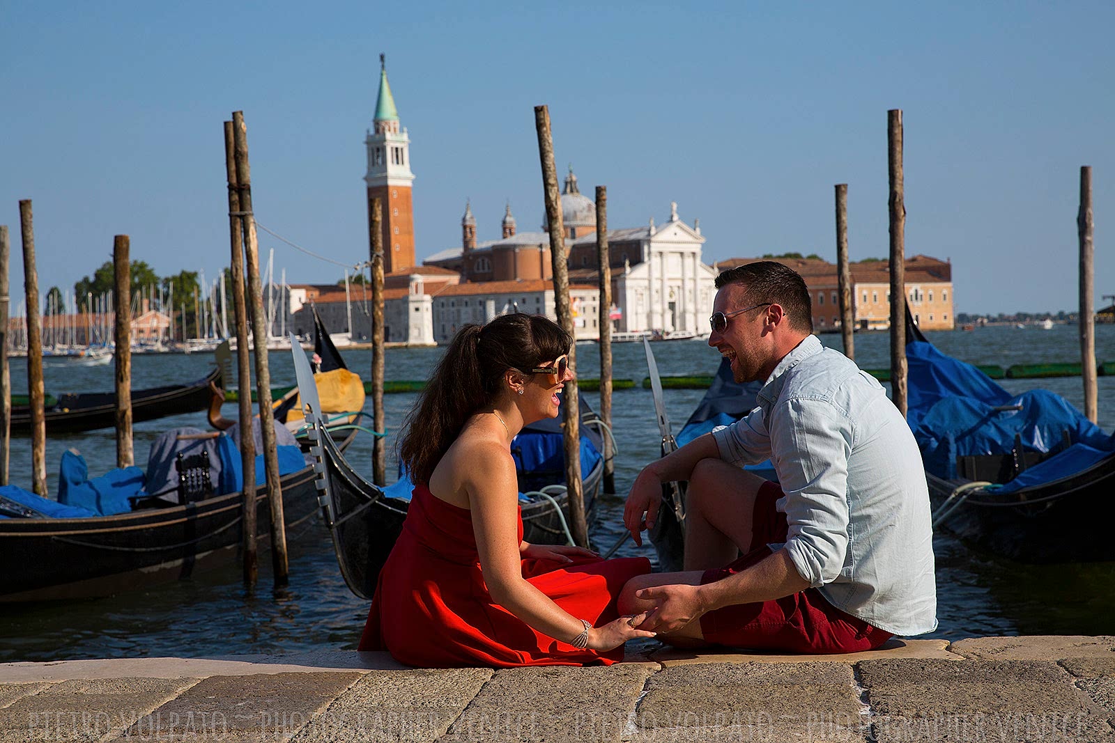 Venezia servizio fotografico coppia durante una romantica e divertente passeggiata e giro in gondola ~ Fotografo a Venezia per coppie