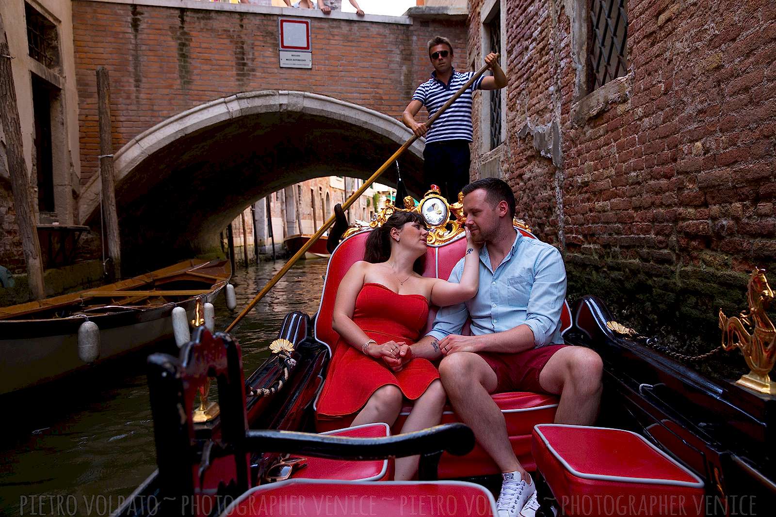 Venezia servizio fotografico coppia durante una romantica e divertente passeggiata e giro in gondola ~ Fotografo a Venezia per coppie