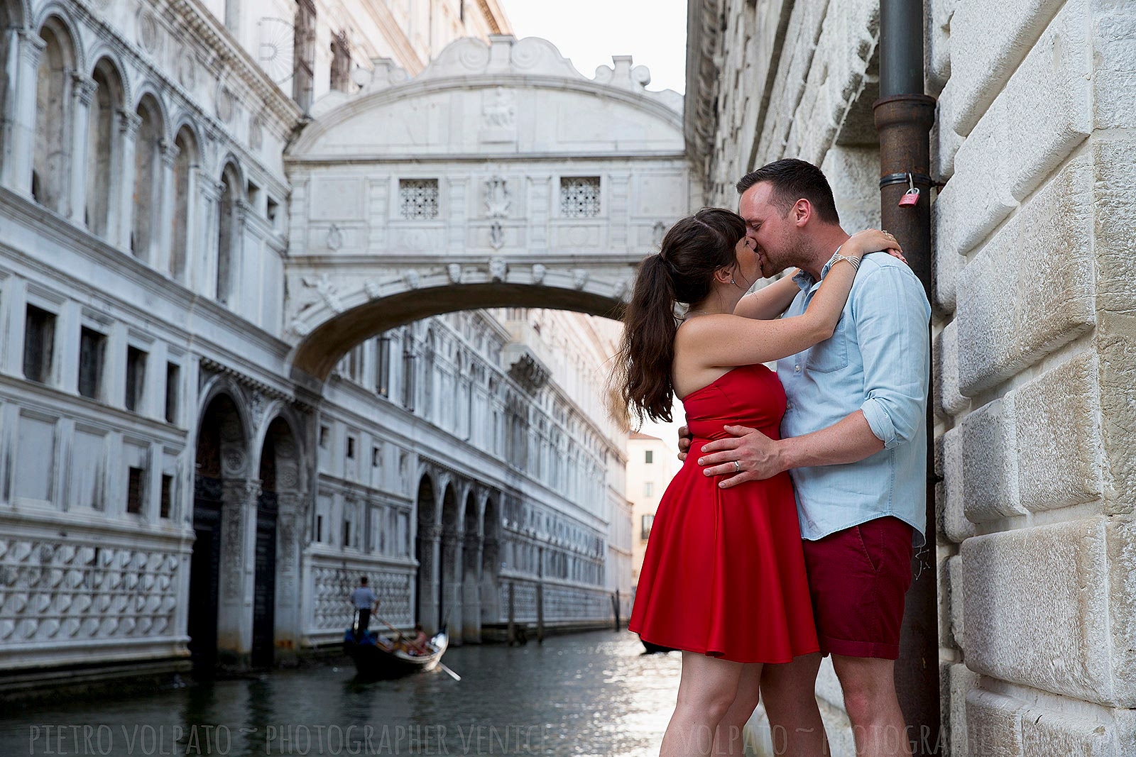 Venezia servizio fotografico coppia durante una romantica e divertente passeggiata e giro in gondola ~ Fotografo a Venezia per coppie