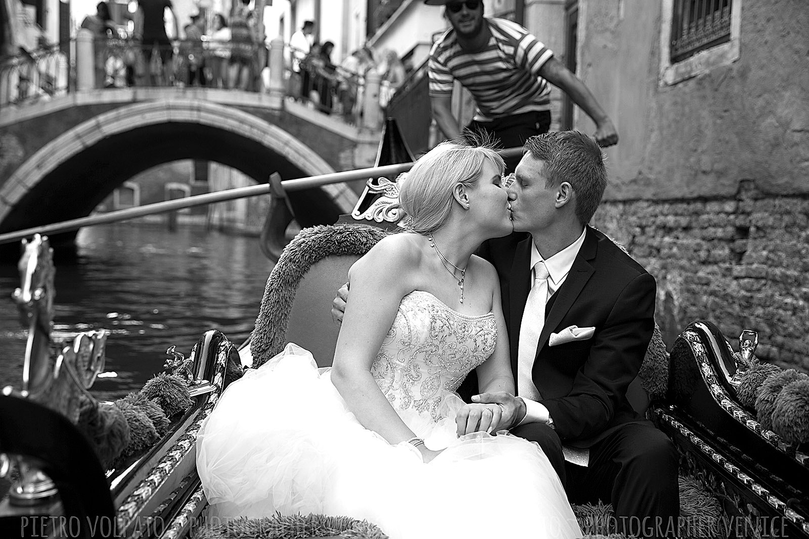 Servizio fotografico a Venezia durante passeggiata e giro gondola per coppia in luna di miele ~ Venezia fotografo per viaggio di nozze