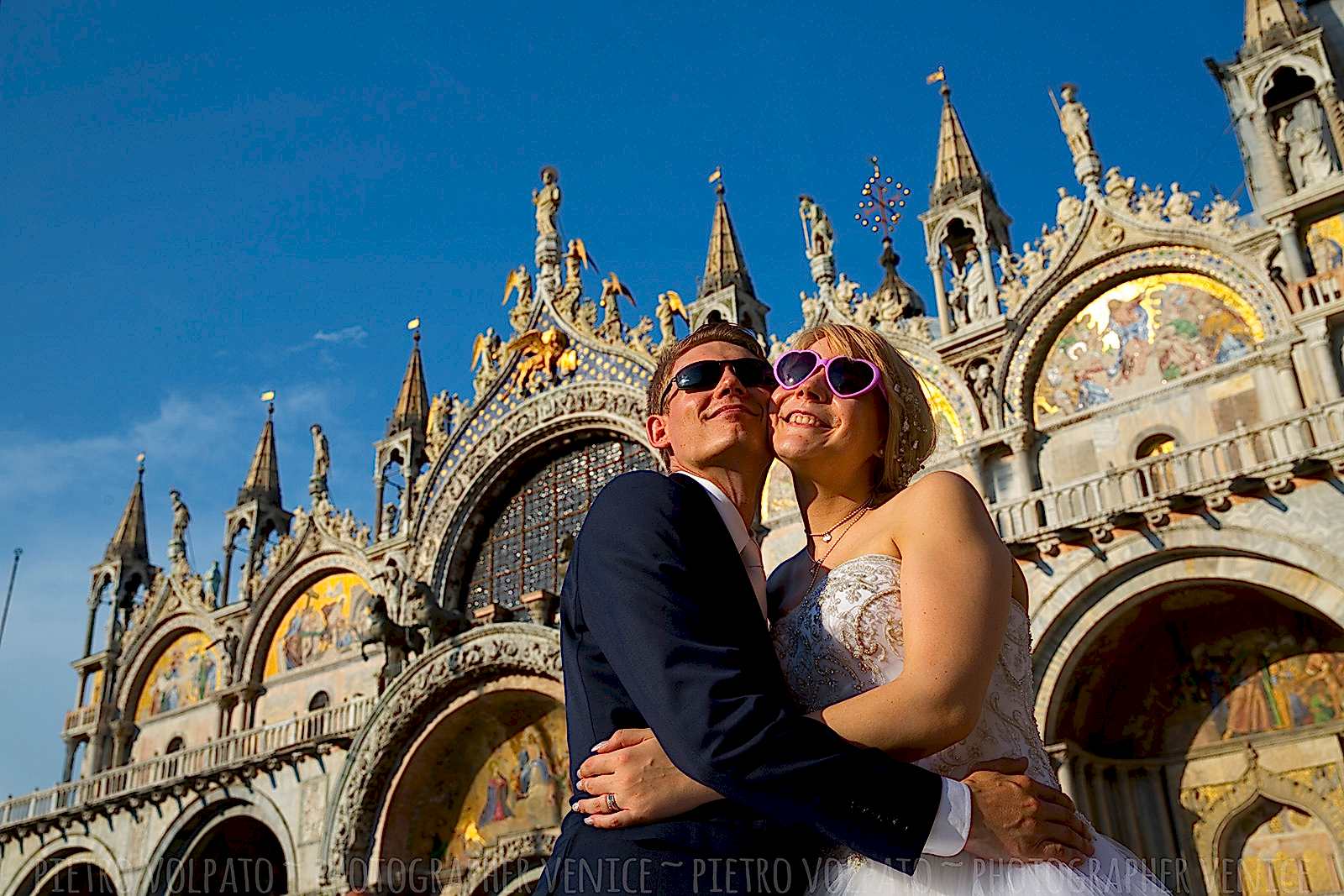 Servizio fotografico a Venezia durante passeggiata e giro gondola per coppia in luna di miele ~ Venezia fotografo per viaggio di nozze