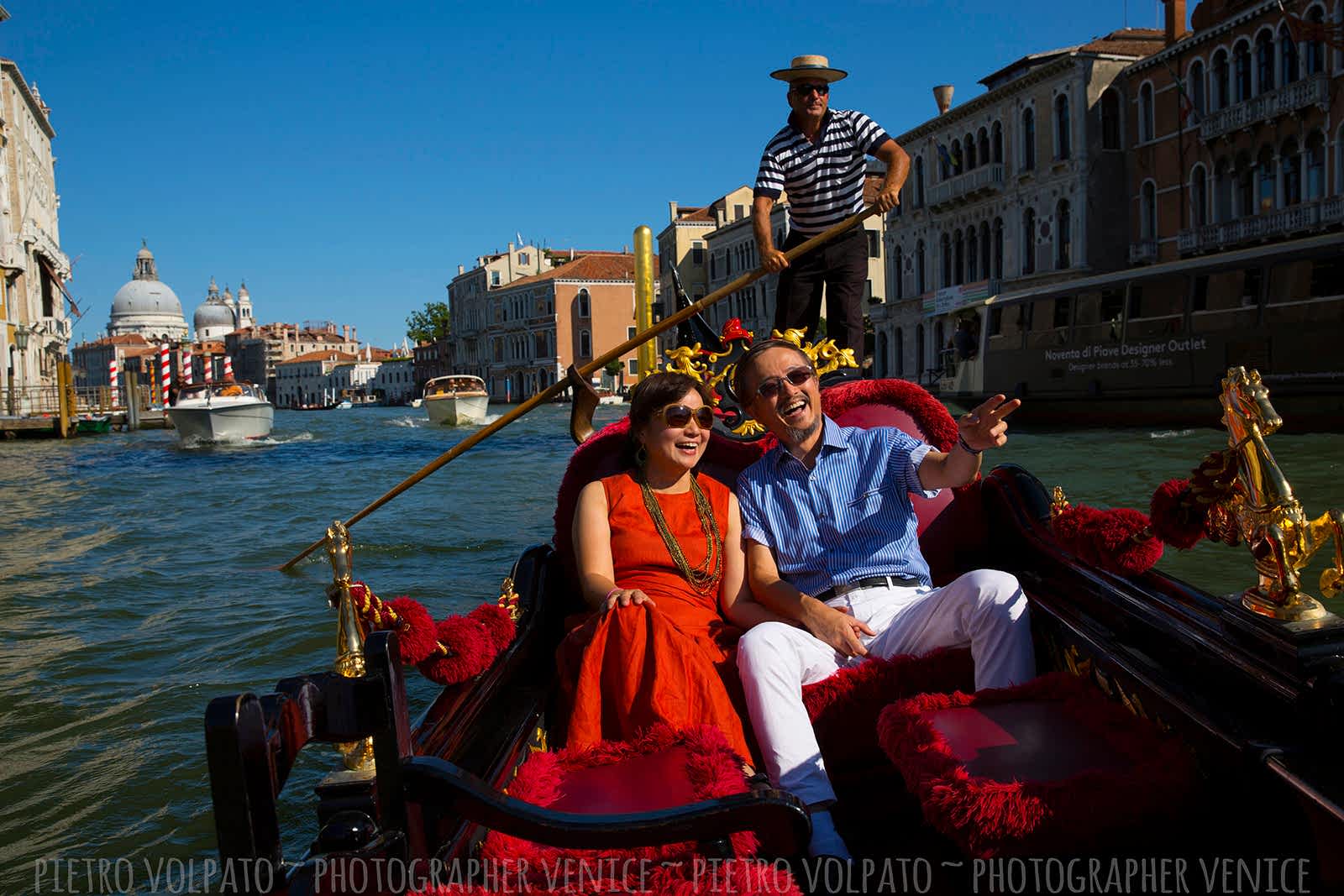 Venezia Fotografo per servizio fotografico durante una passeggiata per una coppia in vacanza ~ Fotografo Venezia servizio foto vacanza